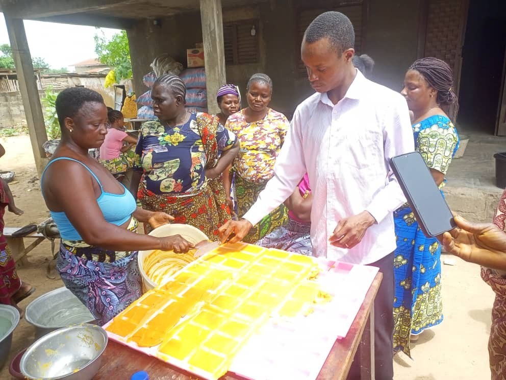 Formation des femmes à la fabrication de savon à Dassa