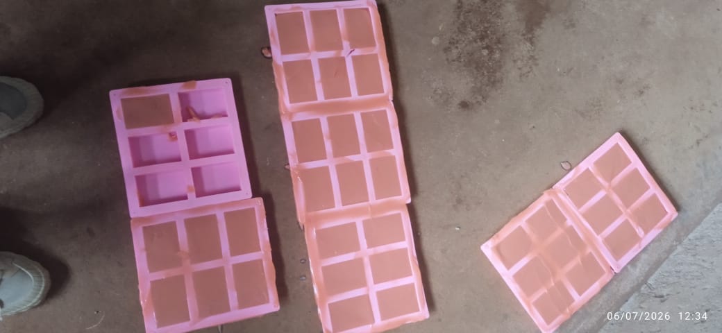 Le savon solide coulé dans les moules en attente de solidification
